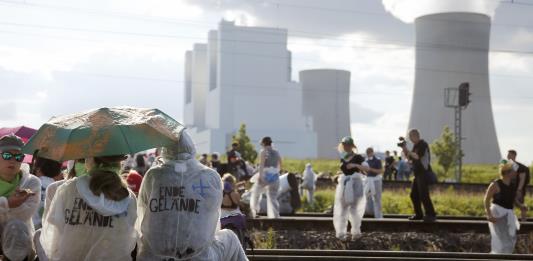 Manifestación de miles de activistas ecologistas que buscan ocupar mina de carbón en Alemania