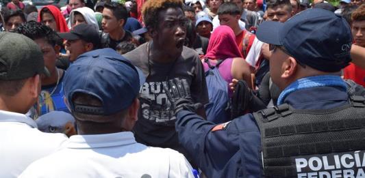 Autoridades frenan caravana de migrantes en frontera México- Guatemala