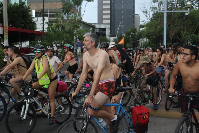 Realizan la Novena Rodada al Desnudo con aproximadamente 600 ciclistas