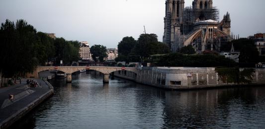 Comienzan labores para limpiar el plomo en los alrededores de Notre Dame de París