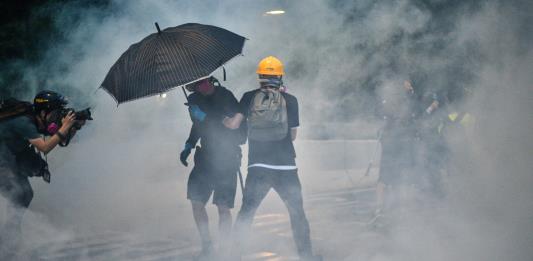 Caos en Hong Kong, con barricada incendiada, gases lacrimógenos y cócteles molotov