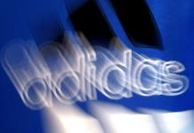 México condena apropiación cultural indebida de diseñador y Adidas con huaraches de Oaxaca