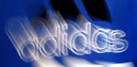 México condena apropiación cultural indebida de diseñador y Adidas con huaraches de Oaxaca