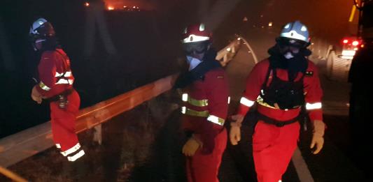 Bomberos avanzan en la lucha contra incendio en isla española de Gran Canaria