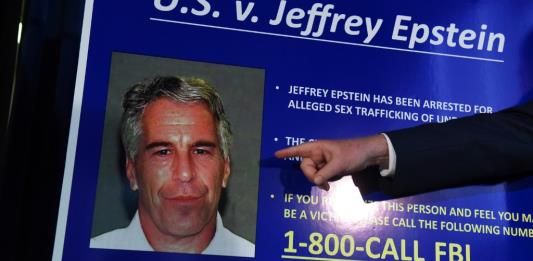 Fiscal de EEUU que llevó caso Epstein demanda al gobierno tras su despido
