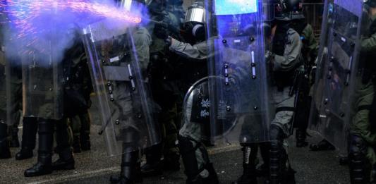 Un policía dispara por primera vez en manifestaciones en Hong Kong