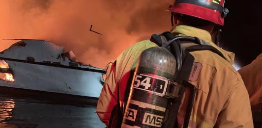 Más de 30 personas en peligro por incendio de un bote en California