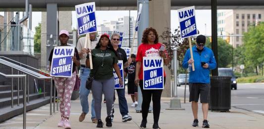 Casi 50,000 trabajadores de GM entran en su segundo día de huelga