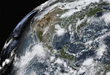 Huracán Lorena desafía pronóstico y se aleja de Península de Baja California