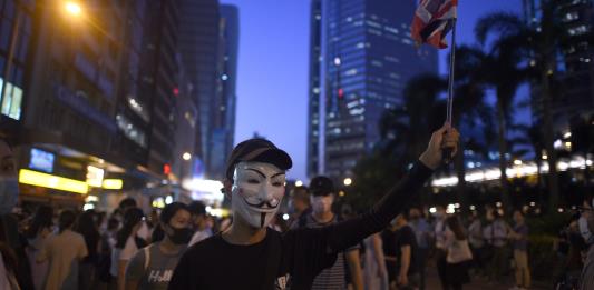 Hong Kong prohíbe a los manifestantes el uso de máscaras en protestas