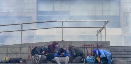 Fuerza pública desaloja a manifestantes que asaltaron Congreso de Ecuador