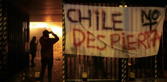 Santiago bajo estado de emergencia tras un viernes de furia