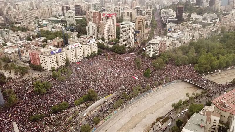 marchan en Chile contra Piñera