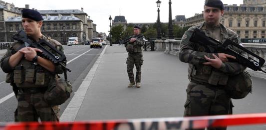 La policía registra la casa del hombre que ha matado a 4 policías en París