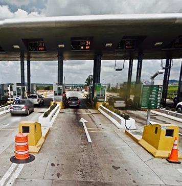 Manifestantes bloquean autopista M&eacute;xico-Cuernavaca y exigen justicia en el caso Ayotzinapa