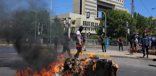 Evacúan el Congreso de Chile por los disturbios en los alrededores del lugar
