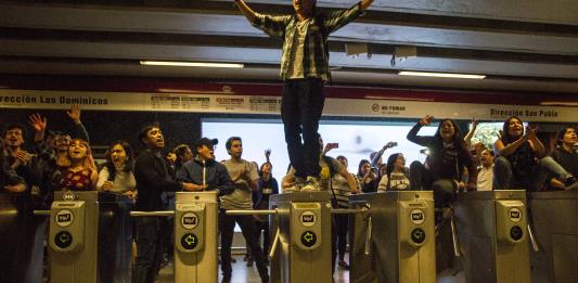 Violentas evasiones masivas en el Metro de Santiago por alza de tarifas