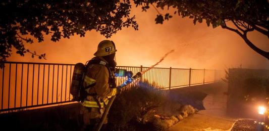 Miles de evacuados en Los Ángeles por incendio avivado por fuertes vientos