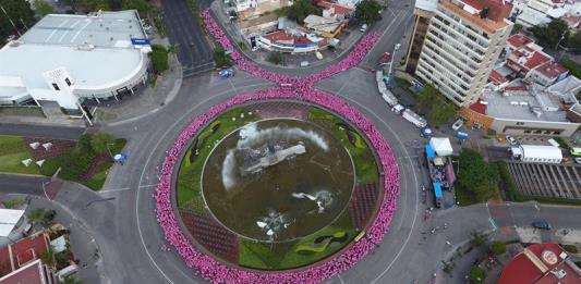 Mujeres forman lazo humano en La Minerva para crear conciencia sobre el cáncer de mama