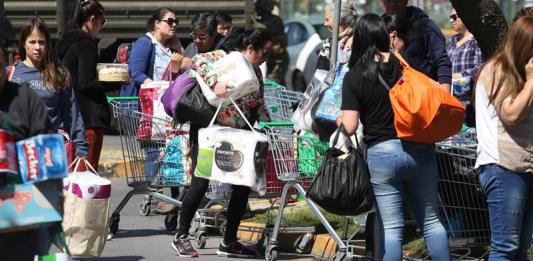 El miedo a nuevos saqueos agolpa a la gente en los supermercados de Santiago