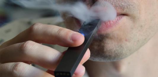 Comienza la guerra contra los cigarrillos electrónicos: Nueva York los  prohíbe - Libre Mercado