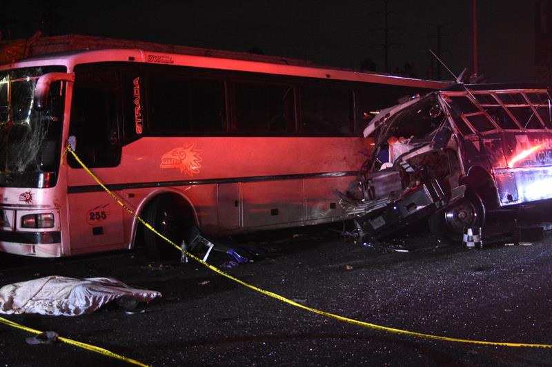 Al menos ocho muertos deja accidente carretero en Puebla Al menos ocho muertos deja accidente carretero en Puebla