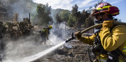 Bomberos avanzan en el control de un nuevo incendio en California