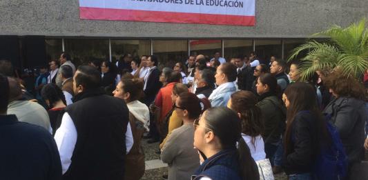 Más de 200 maestros se manifestaron en oficinas centrales de Educación, para exigir el pago atrasado de sus salarios
