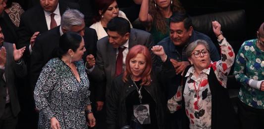 Entre empujones, Rosario Piedra Ibarra rinde protesta como titular de CNDH