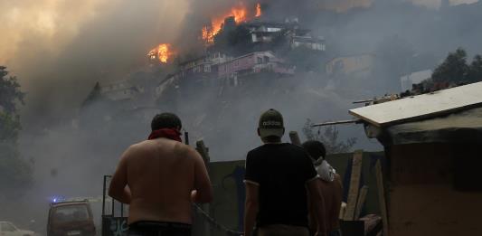 Unas 150 casas destruidas por voraz incendio que continúa activo en Chile