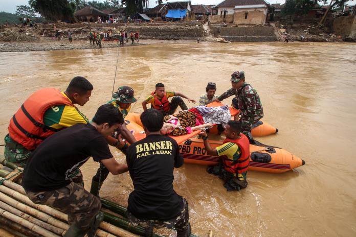 Inundaciones en Indonesia dejan 60 muertos y decenas de miles de personas sin hogar