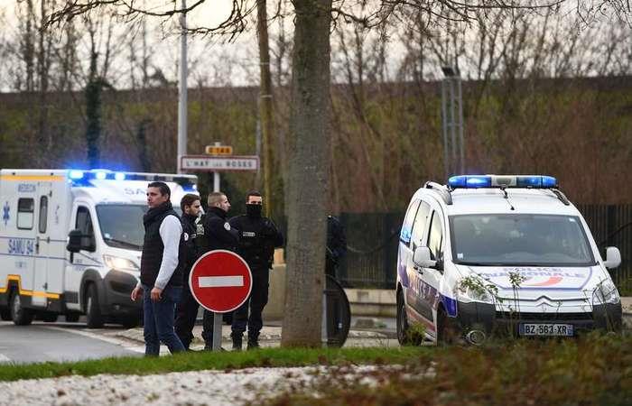 Un muerto y dos heridos en ataque con cuchillo cerca de París, la policía mata al agresor