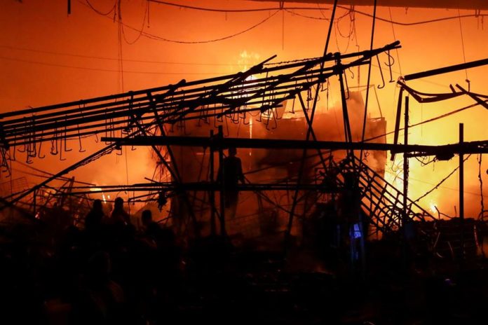 Al menos 18 muertos por explosión en una refinería ilegal de Nigeria Al menos 18 muertos por explosión en una refinería ilegal de Nigeria