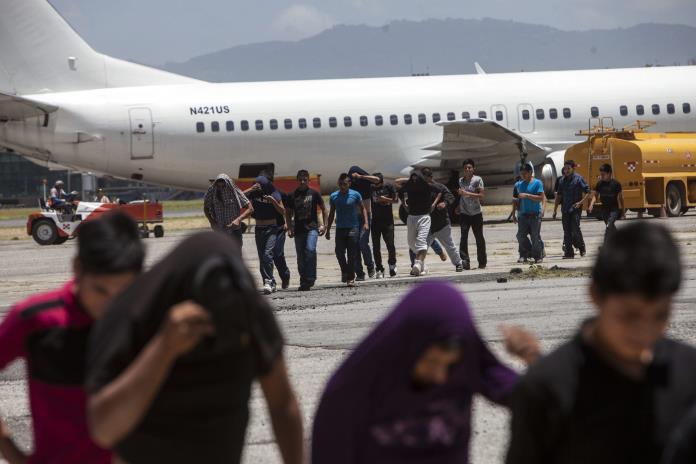 Aterriza en Guatemala el primer vuelo de deportados de 2020 con 127 personas