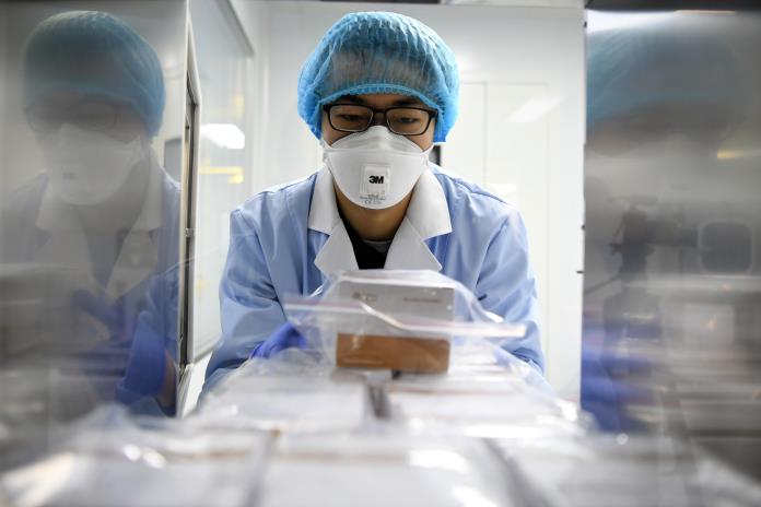 Multada la farmacia china que disparó precios de mascarillas contra coronavirus