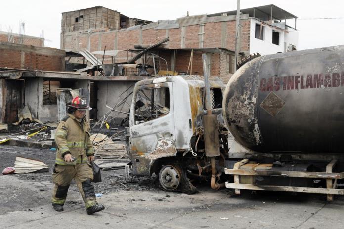 Suben a 17 los muertos por explosión de camión con gas en Lima