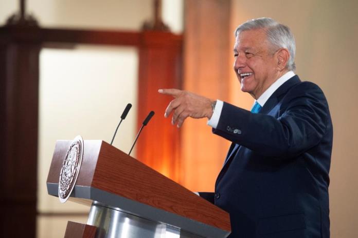 López Obrador se ríe de memes sobre rifa del avión presidencial: son geniales
