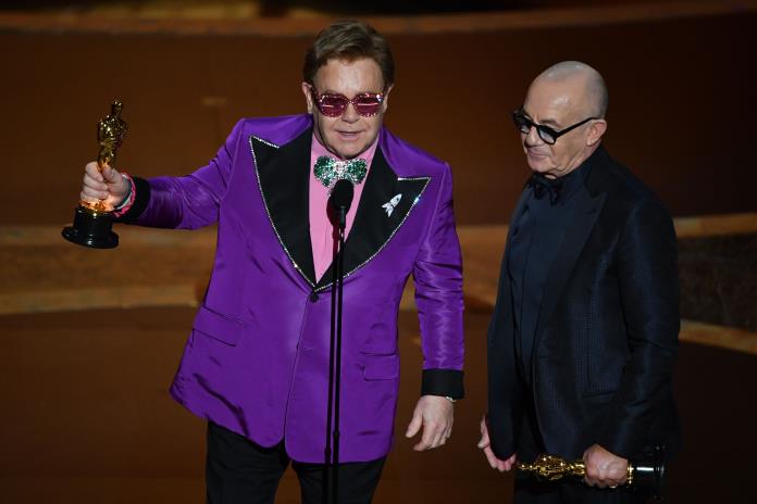 Elton John da positivo al COVID-19 y suspende dos shows de gira por EEUU