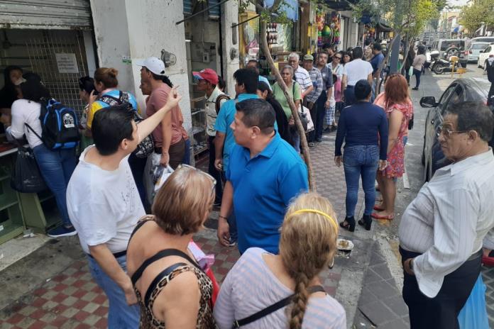 Se realiza larga fila de más de 120 clientes para comprar alcohol, en el centro de la ciudad