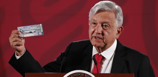 López Obrador adquiere el primer número de la rifa por el avión presidencial