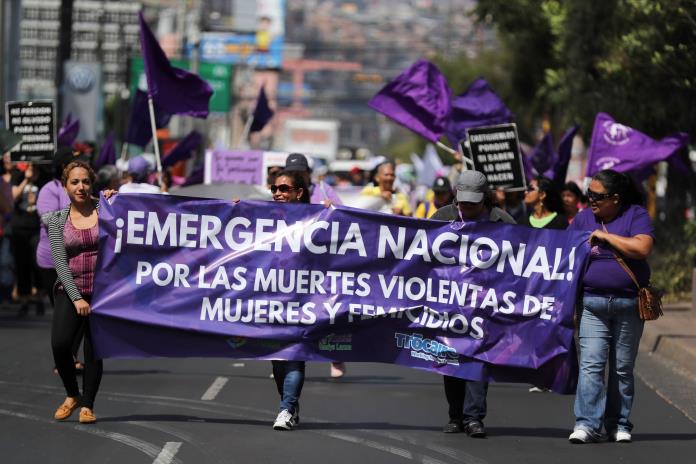 Emigrar, opción de las jóvenes hondureñas ante falta de empleo y violencia