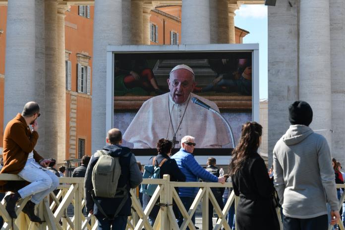 El papa expresa su cercanía con enfermos de coronavirus en un mensaje por streaming