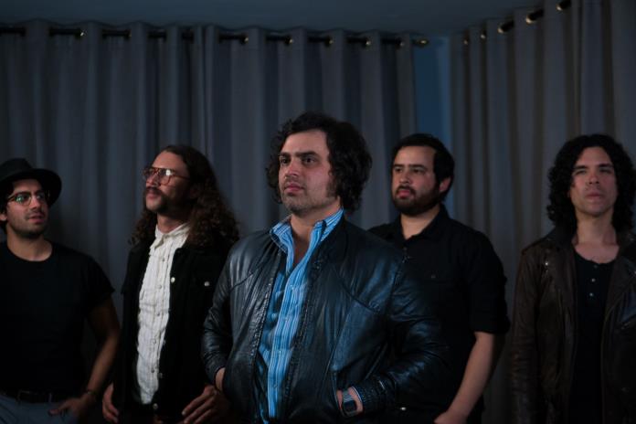 La banda mexicana Enjambre invita a bailar frente a la adversidad