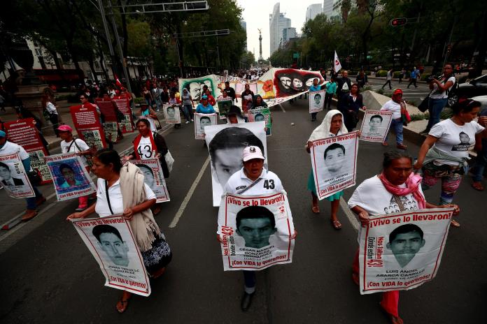 Fiscalía ordena detener a 46 funcionarios por el caso Ayotzinapa