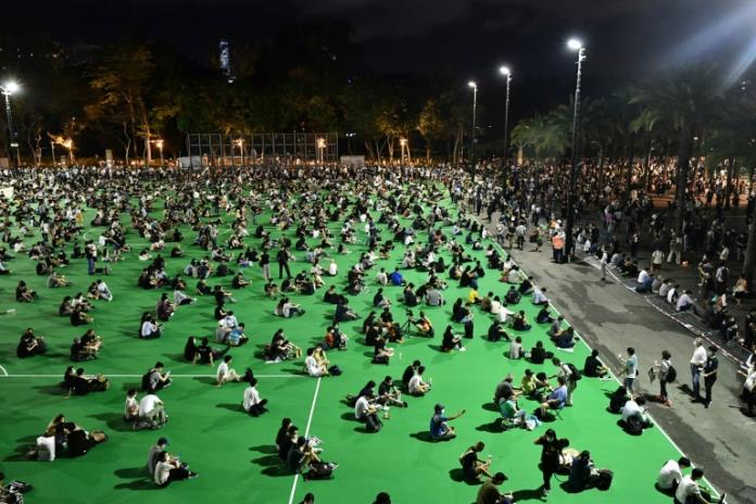 Miles de manifestantes desafían la prohibición de la vigilia de Tiananmen en Hong Kong