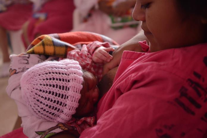 Piden madres trabajadoras ampliar la licencia de maternidad para alimentar a sus bebés