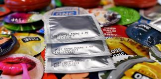 Tabúes y falta de información reducen uso de condones entre juventudes