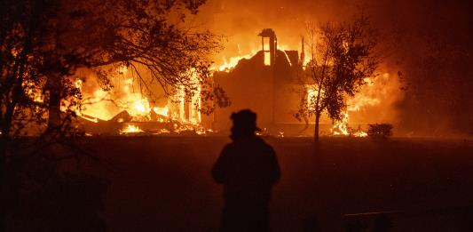 Miles de evacuados en California por avance de incendios forestales