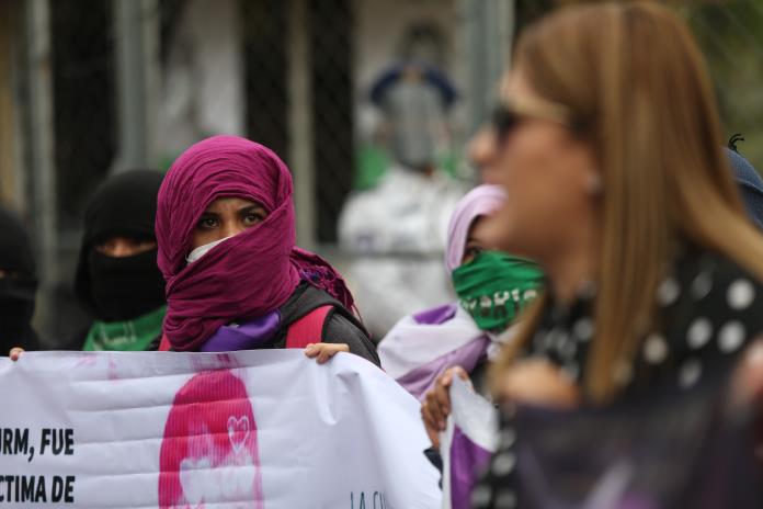 Familiares de víctimas de abuso protestan en la Ciudad de México