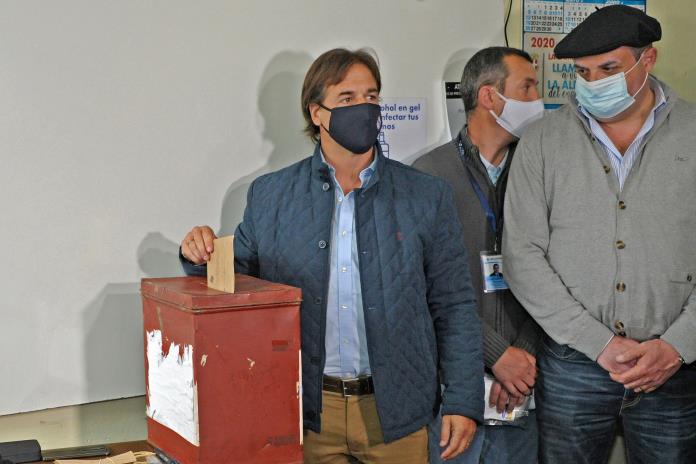 Uruguay celebra elecciones con tapabocas, distancia y alcohol en gel